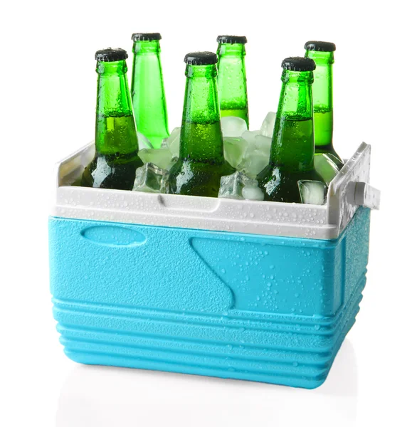 Flessen bier met ijsblokjes in mini koelkast, geïsoleerd op wit — Stockfoto