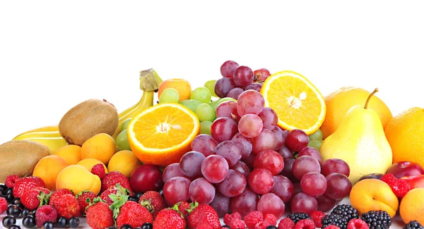 Frutas frescas e bagas isoladas em branco — Fotografia de Stock