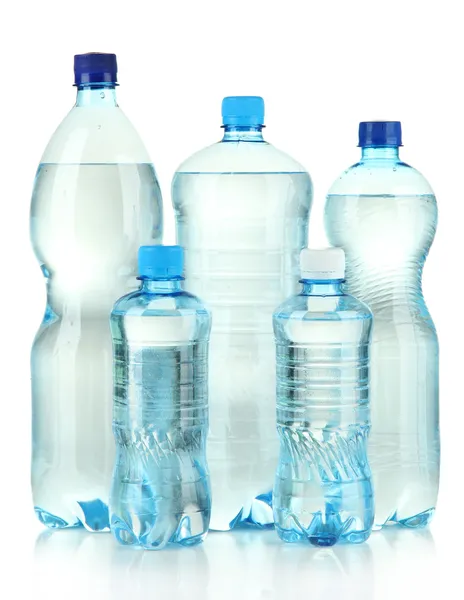 Botellas de agua, aisladas sobre blanco — Foto de Stock