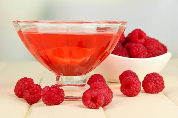 Gelee mit frischen Beeren auf Holztisch — Stockfoto