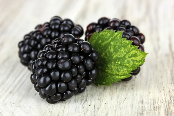 Sweet blackberries on table close-up — Stock Photo, Image