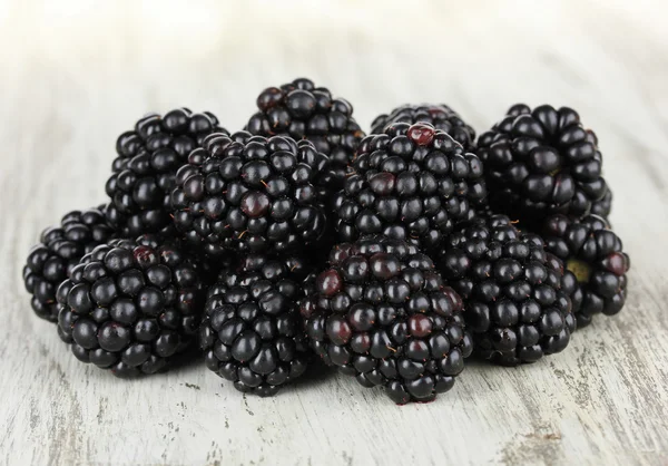 Sweet blackberries on table close-up — Stock Photo, Image