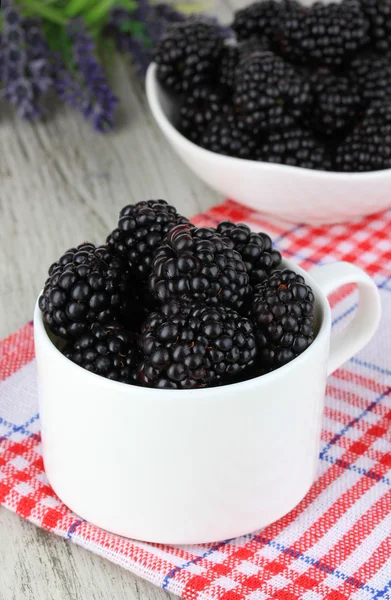 Süße Brombeeren im Becher auf dem Tisch in Großaufnahme — Stockfoto