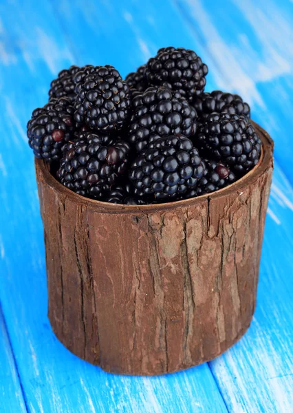 Sweet blackberries in wooden basket on table close-up — Stock Photo, Image