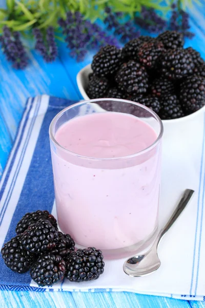 Sweet blackberries with yogurt on table close-up — Stock Photo, Image