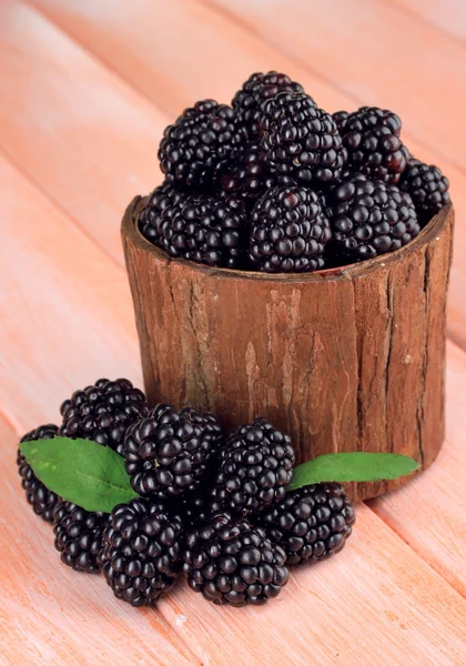 在上表特写木制篮子里甜黑莓 — 图库照片