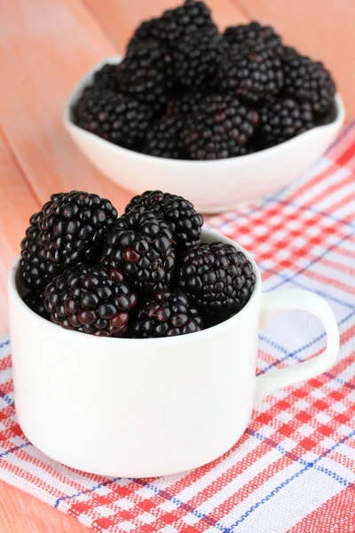 Sweet blackberries in cup on table close-up — Stock Photo, Image