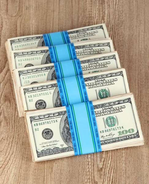 Pilhas de dinheiro na mesa de madeira — Fotografia de Stock