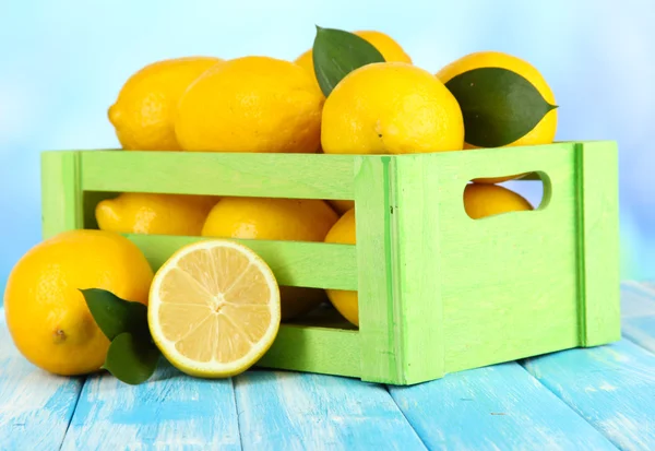 Limões maduros isolados sobre branco — Fotografia de Stock