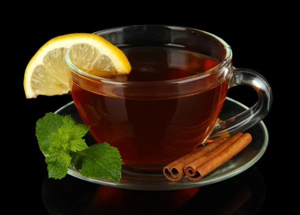 Xícara de chá com limão isolado em preto — Fotografia de Stock