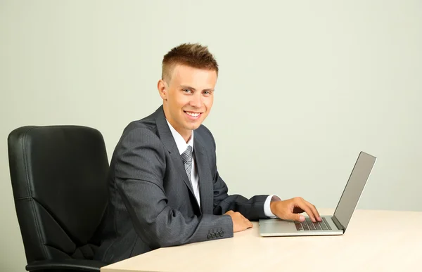 Портрет молодого бизнесмена, работающего в офисе — стоковое фото