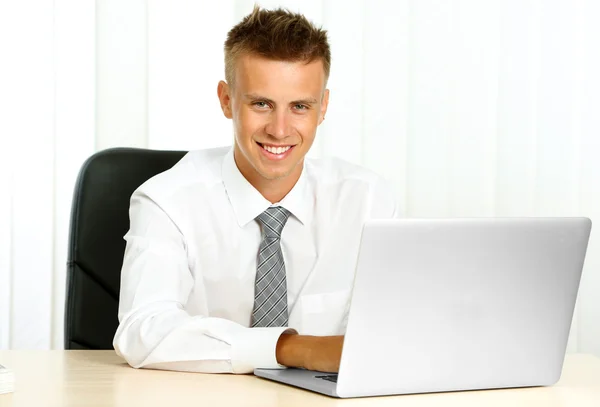 Retrato de Jovem Empresário Trabalhando no Escritório — Fotografia de Stock