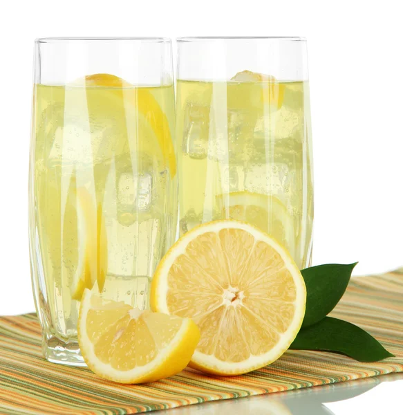 Deliciosa limonada na mesa sobre fundo branco — Fotografia de Stock
