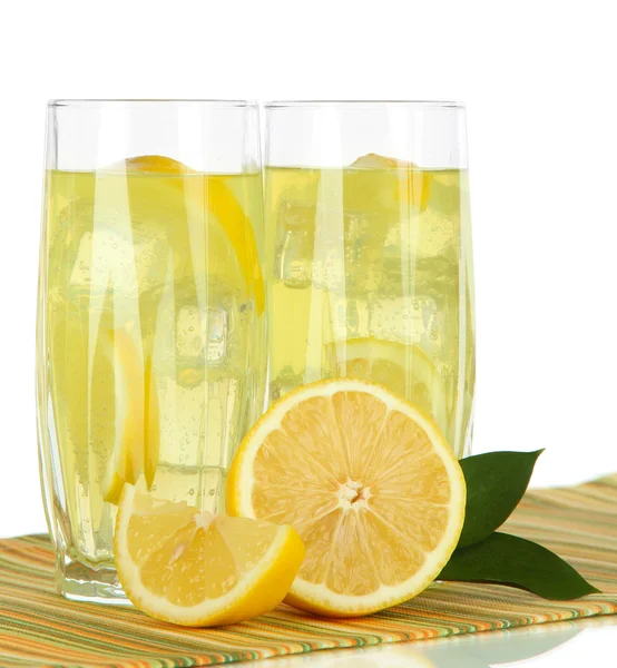 Deliziosa limonata sul tavolo su sfondo bianco — Foto Stock
