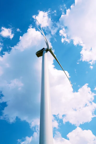 Windmolen op blauwe lucht achtergrond — Stockfoto