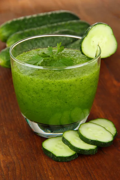 Succo vegetale verde sul tavolo primo piano — Foto Stock
