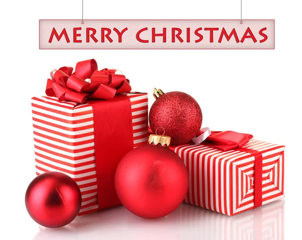 Красочные красные подарки с рождественскими шарами изолированы на белом — стоковое фото