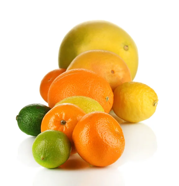 Wiele dojrzałych owoców cytrusowych na białym tle — Zdjęcie stockowe