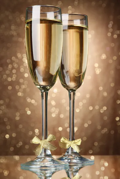 Dos copas de champán sobre fondo brillante con luces — Foto de Stock