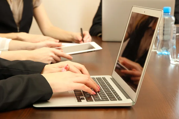 Mãos femininas com tablet digital no fundo do escritório . — Fotografia de Stock