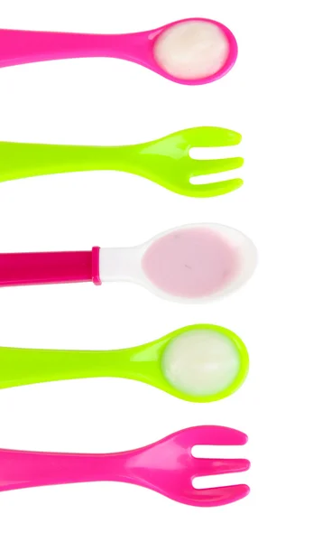 Χρώμα πιρούνια και κουτάλια για παιδικές τροφές που απομονώνονται σε λευκό — Φωτογραφία Αρχείου