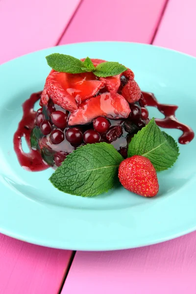 Leckeres Gelee-Dessert mit frischen Beeren, auf farbigem Holzhintergrund — Stockfoto