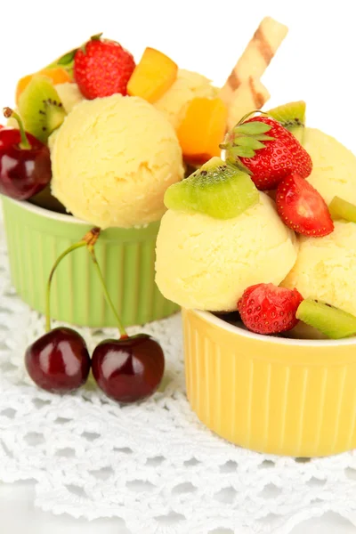 Delicious ice cream with fruits and berries in bowl close up — Stock Photo, Image