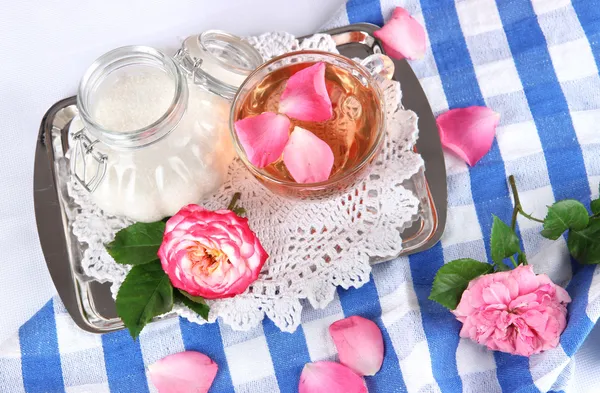 Taza de té de rosa de té en bandeja metálica en mantel — Foto de Stock