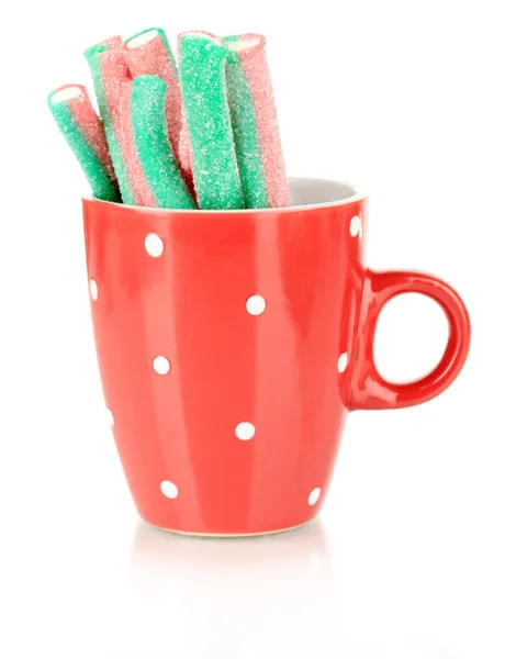 Süße Gelee-Bonbons in Tasse isoliert auf weiß — Stockfoto