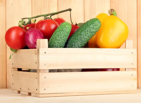 Verduras frescas en caja sobre fondo de madera —  Fotos de Stock