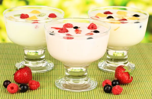 Delizioso yogurt con frutta sul tavolo su sfondo luminoso — Foto Stock