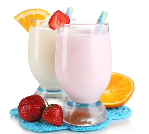Вкусные молочные коктейли с апельсином и клубникой, изолированные на белом — стоковое фото