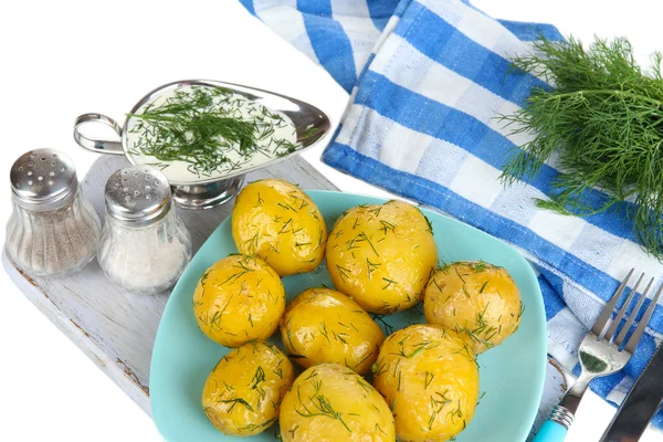 Batatas fervidas no prato no conselho de madeira no guardanapo isolado no branco — Fotografia de Stock