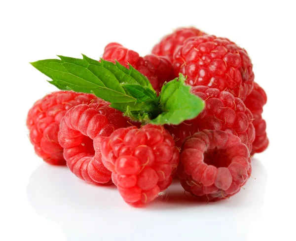 Reife süße Himbeeren isoliert auf weiß — Stockfoto