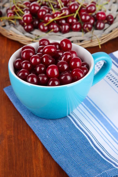 Sweet cherry in cup on table close-up — Stock Photo, Image