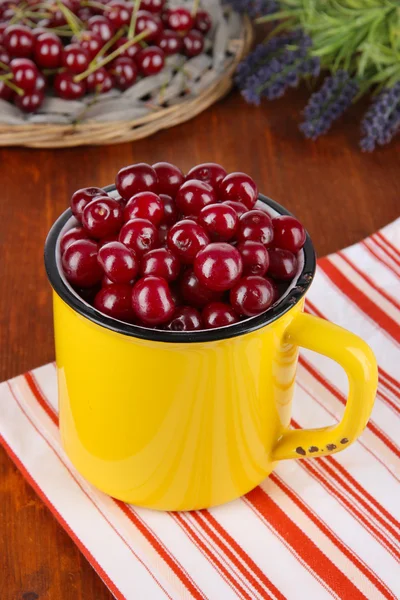 Сладкая вишня в чашке на столе крупным планом — стоковое фото