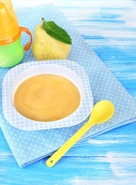 맛 있는 아기 과일 퓌 레와 나무 테이블에 아기 병 — 스톡 사진