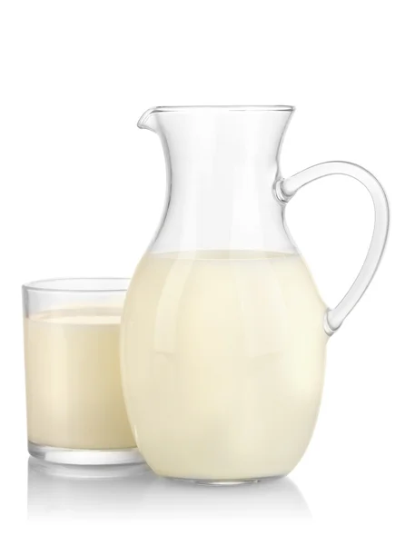 Milch in Krug und Glas isoliert auf weiß — Stockfoto