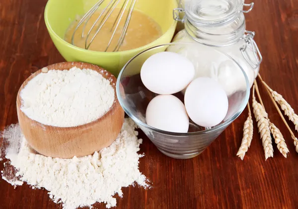 Ingredientes para massa de farinha em mesa de madeira close-up — Fotografia de Stock