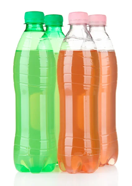 Бутылки с вкусными напитками, изолированные на белом — стоковое фото