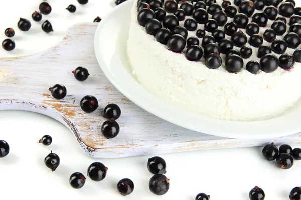 Cheesecake with fresh berries on white plate closeup — Stock Photo, Image