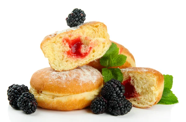 Leckere Donuts mit Beeren, isoliert auf weiß — Stockfoto