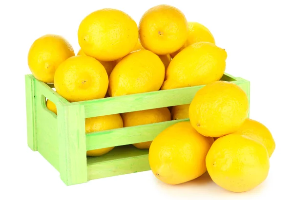 Mogna citroner i trälåda isolerad på vit — Stockfoto