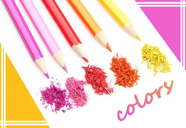 Crayons de couleur avec copeaux d'affûtage isolés sur blanc — Photo