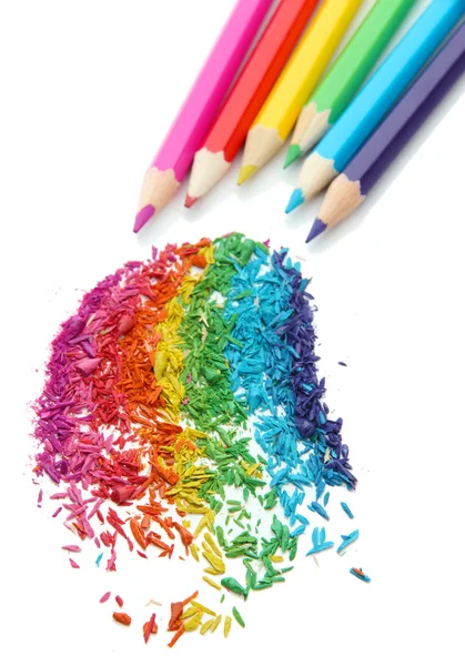Кольорові олівці з загостренням стружки ізольовані на білому — стокове фото
