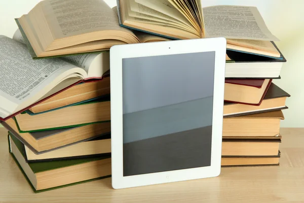 Tablet PC- en boeken over lichte achtergrond — Stockfoto
