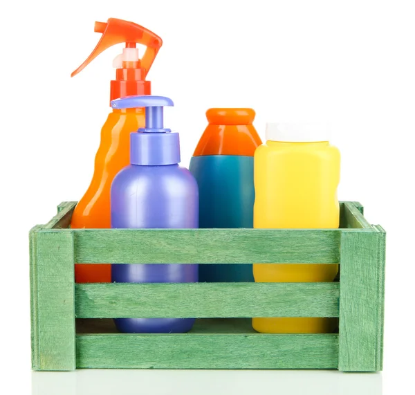 Caja de madera con productos cosméticos aislados en blanco —  Fotos de Stock