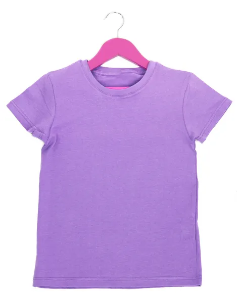 Fioletowy t-shirt na wieszak na białym tle — Zdjęcie stockowe