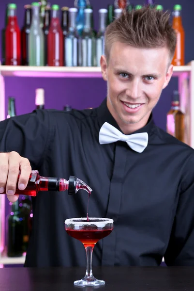 Portrait of handsome barman preparing cocktail, at bar — Stock Photo, Image