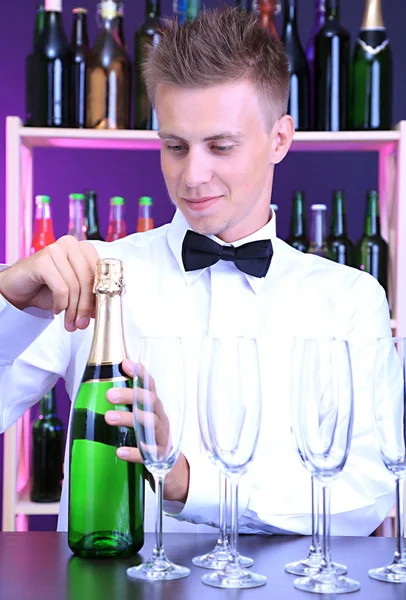 Bartender is pouring champagne into glasses — Stock Photo, Image